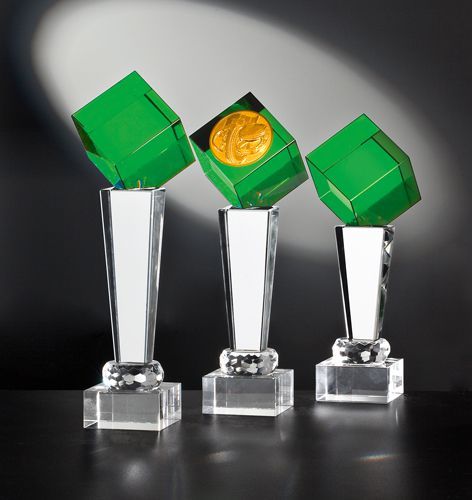 Kristallglas Trophäe mit grünem Kristallwürfel