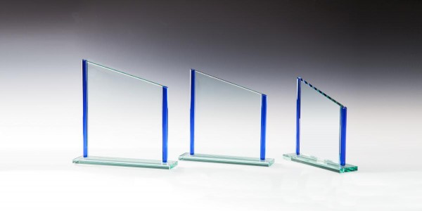 Glastrophäe mit blauen Glasstäben