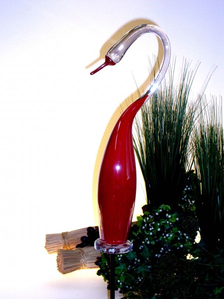 Glasschwan rot mit Metallstab