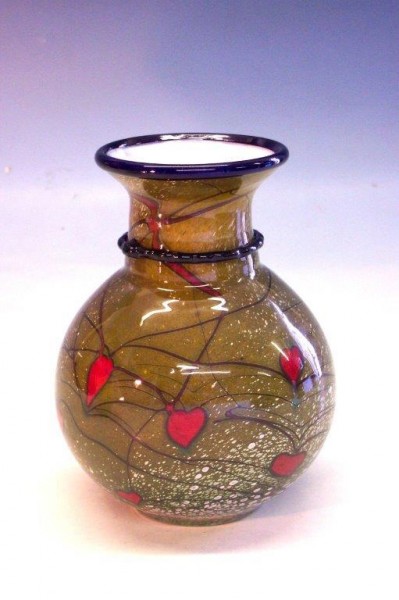 Glas-Vase mit handgefertigten Herzen