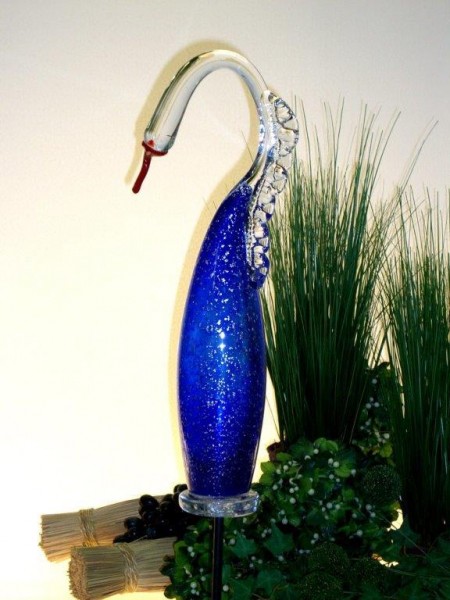 Glasschwan silber-blau mit Metallstab