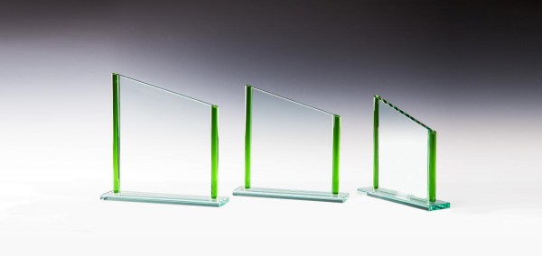 Glastrophäe mit grünen Glasstäben