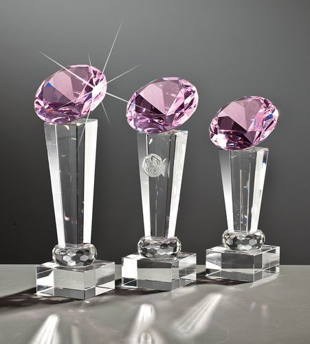 Kristallpokal auf Sockel mit Glasdiamant