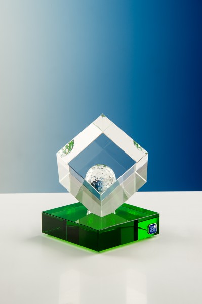 Glaswürfel-Award mit grüner Glas-Boden-Platte